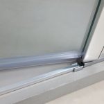 Mampara plegable 2 hojas con cierre perfil imán Glass - Imagen 5